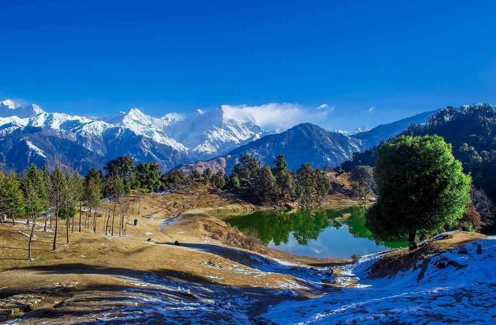 https://deshvideshstrapi.s3.ap-south-1.amazonaws.com/Deoria_Tal_The_Emrald_Lake_in_Uttarakhand_bf8510f47c.jpg - Chopta Chandrashila Trek