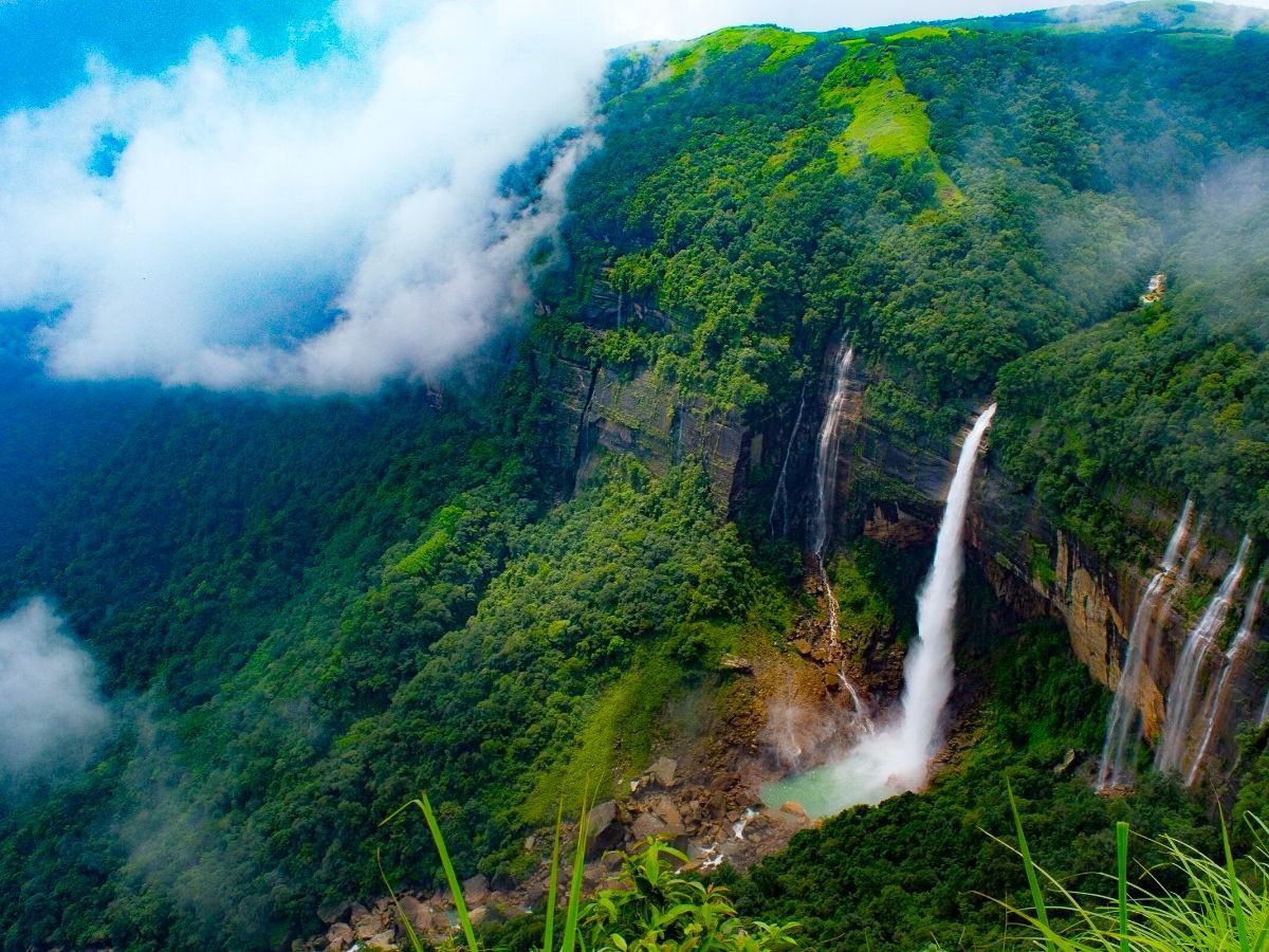 https://deshvideshstrapi.s3.ap-south-1.amazonaws.com/travel_melodies_nohkalikai_falls_meghalaya_india_asia_98a11aa83f.jpg - Meghalaya Backpacking Trip